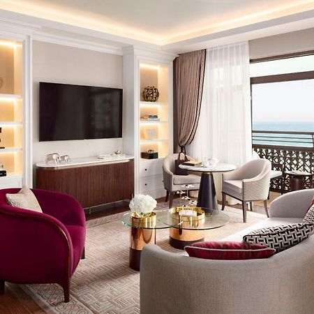Jumeirah Mina Al Salam ดูไบ ภายนอก รูปภาพ A living room at the Ritz-Carlton, DIFC