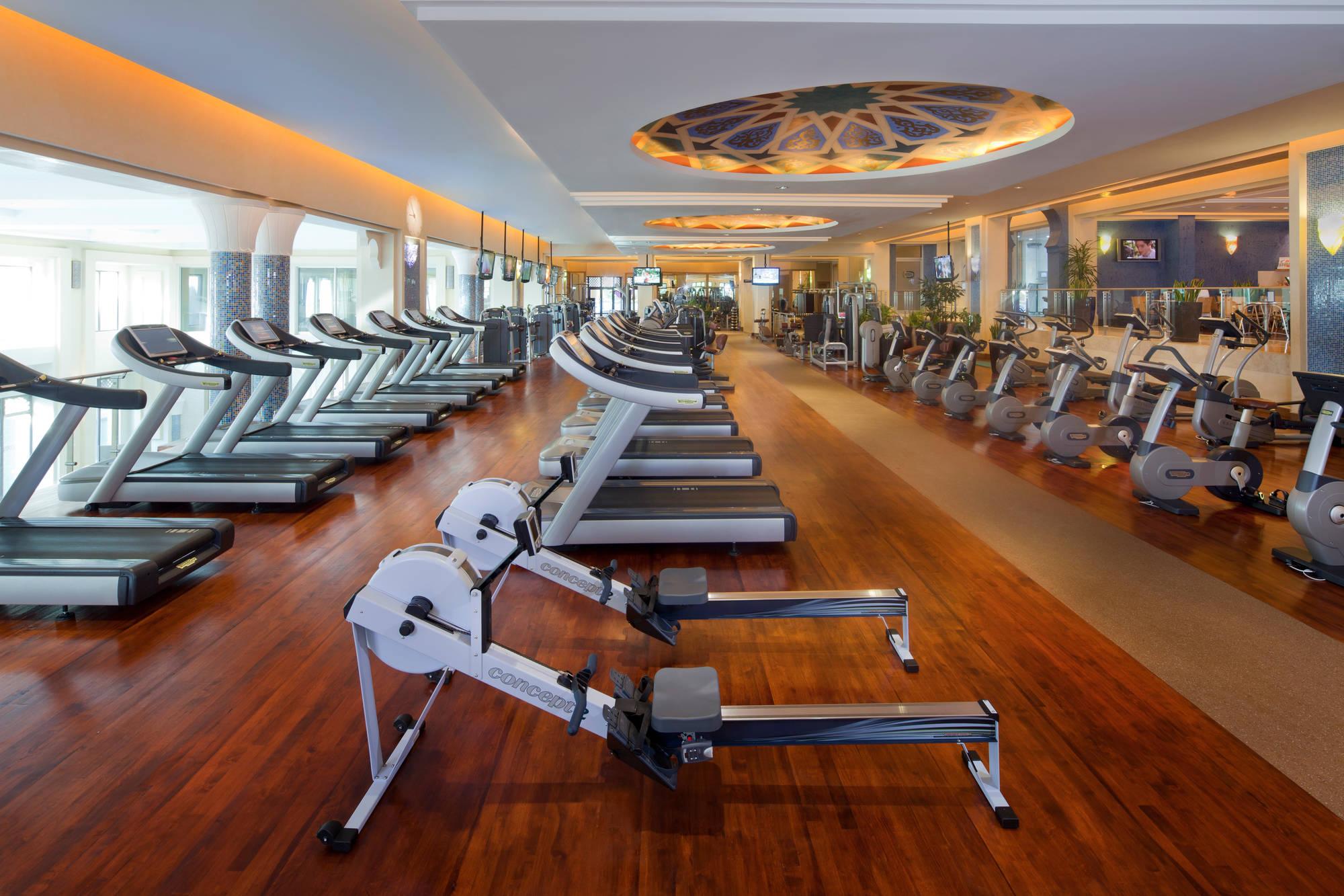 Jumeirah Mina Al Salam ดูไบ ภายนอก รูปภาพ A gym at a hotel