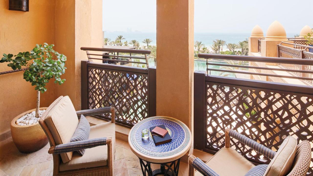 Jumeirah Mina Al Salam ดูไบ ภายนอก รูปภาพ A balcony at Jumeirah Atlantis