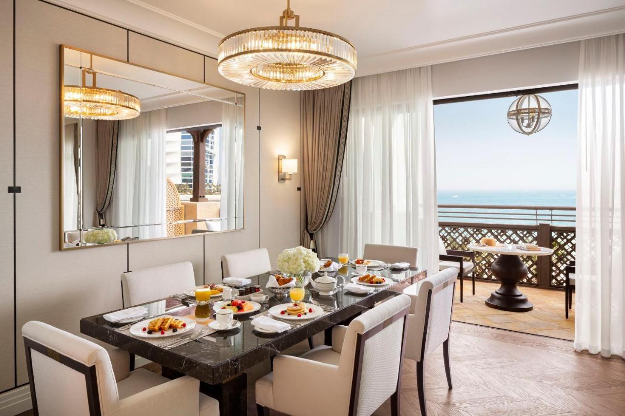 Jumeirah Mina Al Salam ดูไบ ภายนอก รูปภาพ A dining room at the Four Seasons Hotel