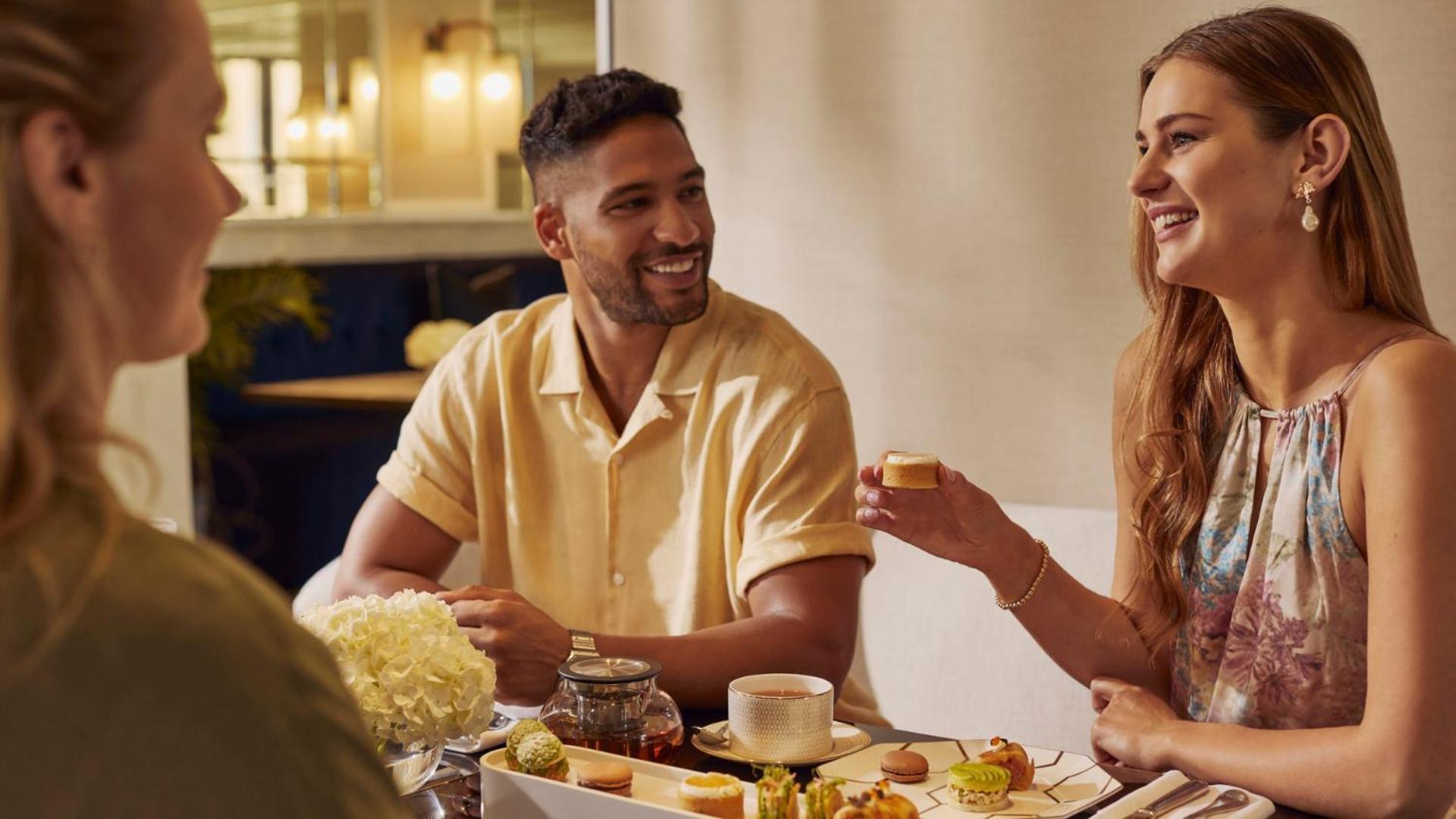 Jumeirah Mina Al Salam ดูไบ ภายนอก รูปภาพ A man and a woman at a dinner party
