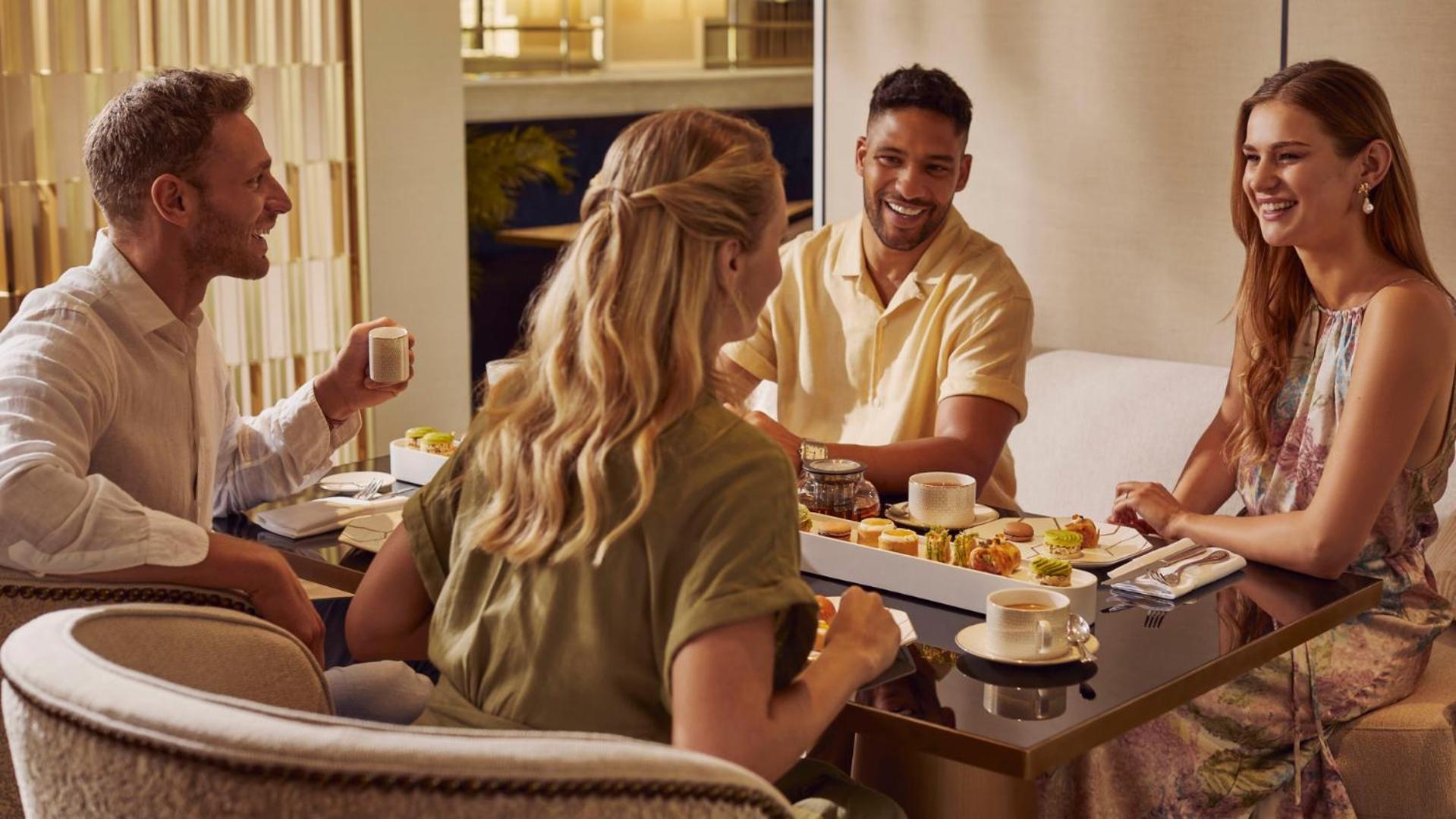 Jumeirah Mina Al Salam ดูไบ ภายนอก รูปภาพ A group of people socializing