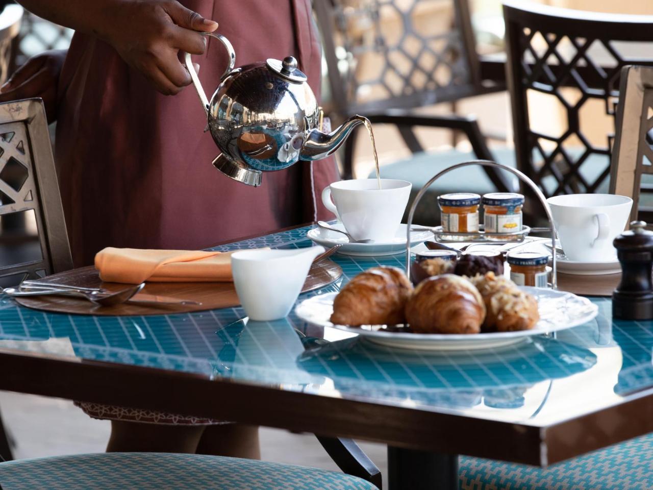 Jumeirah Mina Al Salam ดูไบ ภายนอก รูปภาพ Tea being served